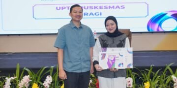 Ketua Tim Prolanis Puskesmas Sragi, dr. Rohana, mewakili menerima penghargaan dalam ajang Pramita Biolab Indonesia Award 2026 yang diselenggarakan oleh PT Pramita Biolab Indonesia, untuk kategori Puskesmas BPJS Kesehatan Kantor Cabang Bandar Lampung.
