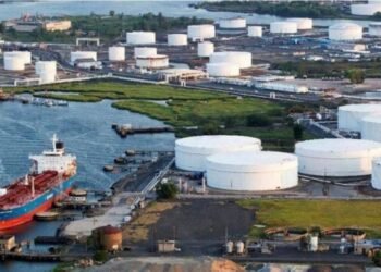 FILE PHOTO: An oil tanker stands attached to a mooring station near a refinery in Bayonne, New Jersey, U.S., August 24, 2011. (Sumber: REUTERS/Lucas Jackson/File Photo Purchase Licensing Rights)