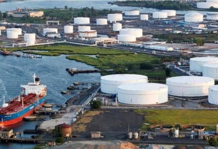 FILE PHOTO: An oil tanker stands attached to a mooring station near a refinery in Bayonne, New Jersey, U.S., August 24, 2011. (Sumber: REUTERS/Lucas Jackson/File Photo Purchase Licensing Rights)
