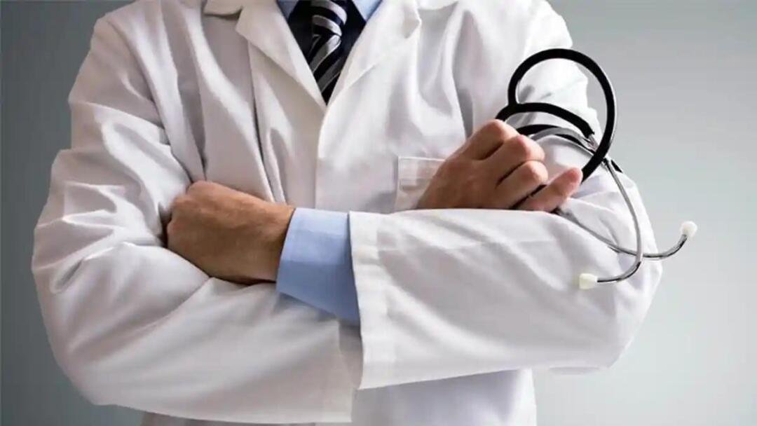 Ilustrasi tenaga medis mengenakan jas putih dengan stetoskop, merepresentasikan dunia kesehatan dan profesi dokter di tengah isu penyakit menular (Sumber: tribunnews.com)