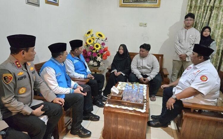 Kapolri dan Presiden KSPSI Sambangi Rumah Duka Korban Penyiraman Air Keras di Bekasi 46 IMG 20260428 WA0004