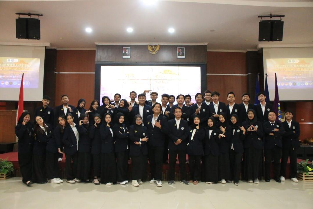 Gambar 1. Foto Bersama Panitia dan Peserta Konferensi Mahasiswa FIS 2026 (Sumber: Dokumentasi Pribadi)