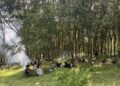 Pengunjung menggelar piknik bersama keluarga di kawasan hutan karet ‘Alaska’ saat libur Lebaran 2026.
