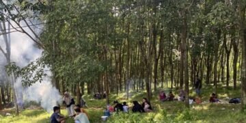 Pengunjung menggelar piknik bersama keluarga di kawasan hutan karet ‘Alaska’ saat libur Lebaran 2026.