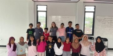 Alex dan Isha mengajar siswa-siswi di Kampung Inggris Solo Plus