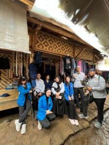 Hidupkan UMKM Lokal, Universitas Pamulang Gelar Sosialisasi di Baduy 48 Foto Bersama UMKM Baduy