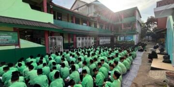 Siswa MTs AL Hidayah Cinangka mengikuti zikir pagi rutin setiap Jumat sebagai bagian dari pembinaan karakter religius.