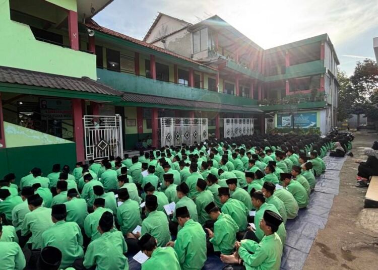 Siswa MTs AL Hidayah Cinangka mengikuti zikir pagi rutin setiap Jumat sebagai bagian dari pembinaan karakter religius.