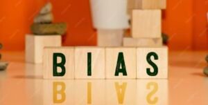 Ilusi Objektivitas: Apakah Manusia Bisa Benar-Benar Berpikir Objektif? 47 4 balok bertuliskan 'bias'