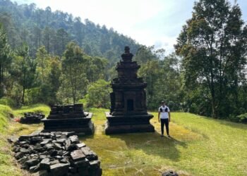Hamam as Visitors on 5th temple of Gedong Songo