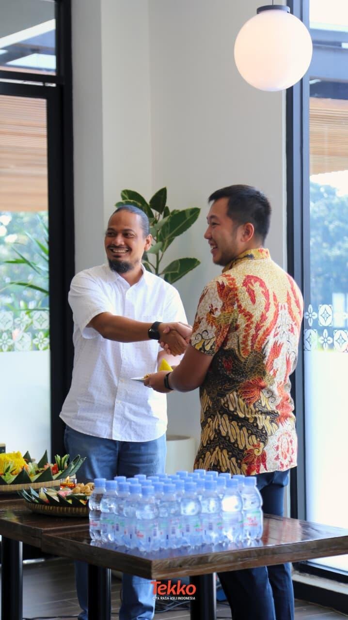 Suparyadi - GM memberikan potongan tumpeng Peresmian Tekko Sakura Garden City Cipayung Kepada Edward Sinanta - Direksi Sakura Garden City