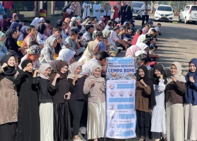Satu Langkah Siaga, Sejuta Nyawa Terjaga: Sosialisasi Mitigasi Bencana Alam Gempa Bumi di SDN Srondol Wetan 06 oleh Mahasiswa Magang Kependidikan UPGRIS 46 GAMBAR 1: SOSIALISASI MITIGASI BENCANA GEMPA BUMI Sumber: PDD, Halaman Sekolah SDN Srondol Wetan 06 Semarang, Jum'at (13/03/2026). (dok. PDD)