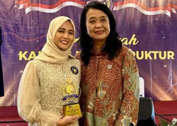 Festy Ratna Aditama, Manajer Divisi Transformation, Engineering, dan Quality bersama Diana Kusumastuti, Wakil Menteri Pekerjaan Umum (Dok: Shodri Rahmanto)