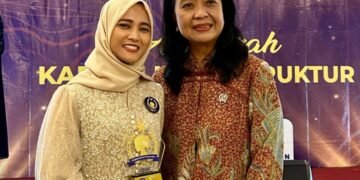 Festy Ratna Aditama, Manajer Divisi Transformation, Engineering, dan Quality bersama Diana Kusumastuti, Wakil Menteri Pekerjaan Umum (Dok: Shodri Rahmanto)