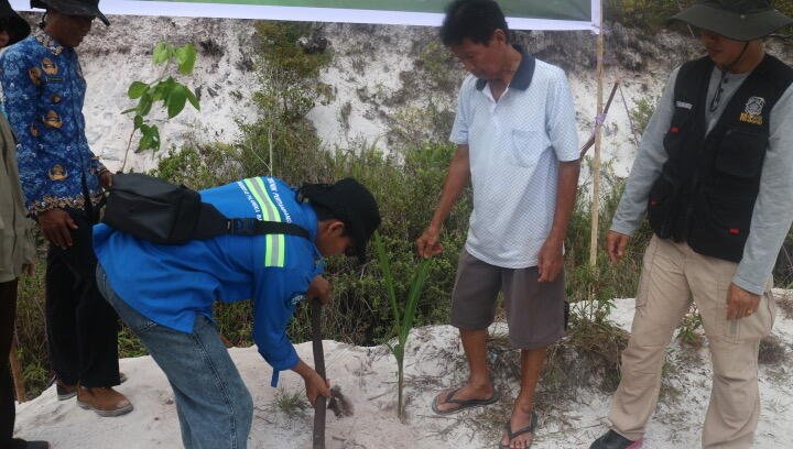 Penanaman bibit bersama pemilik lahan (Sumber: Dokumentasi Pribadi)