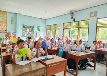 Salah satu bentuk peduli lingkungan: Siswa-siswi SMPN 2 Jati Kudus membawa tempat makan dan botol minum secara mandiri dari rumah. Sumber: Istimewa.