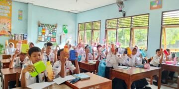 Salah satu bentuk peduli lingkungan: Siswa-siswi SMPN 2 Jati Kudus membawa tempat makan dan botol minum secara mandiri dari rumah. Sumber: Istimewa.