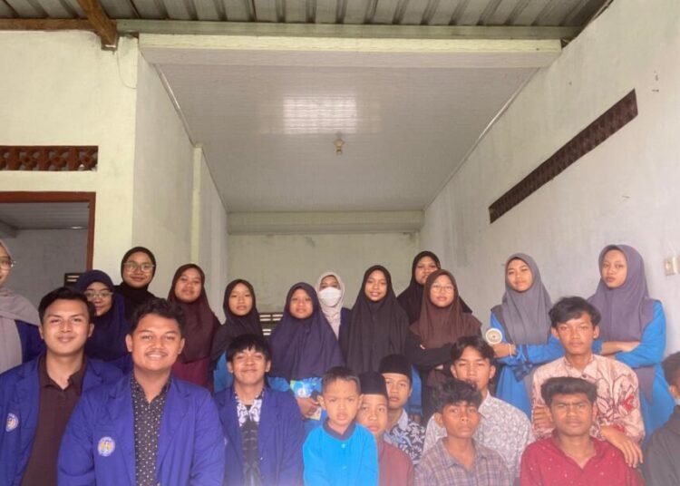 Mahasiswa PGSD UNY mengolah minyak jelantah menjadi lilin bersama anak Panti Asuhan Khodijah Sinar Melati di Sleman.