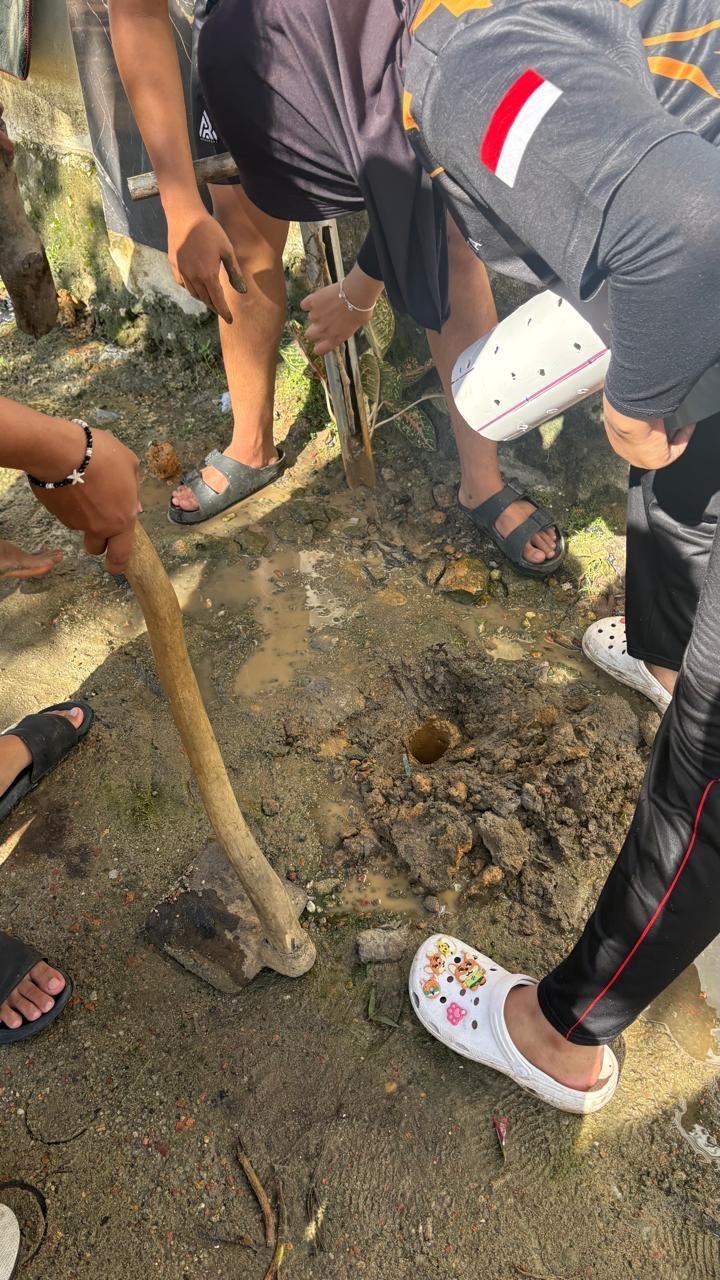 Dokumentasi asli kegiatan pembuatan Biopori (Sumber: Dokumentasi Pribadi)