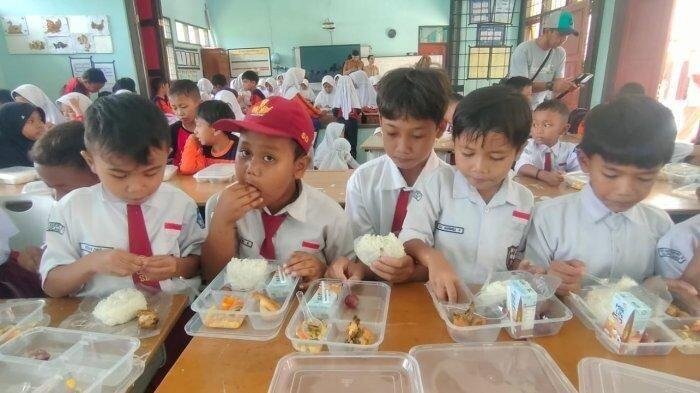Anak sekolah mengonsumsi MBG (Sumber: Pinterest)
