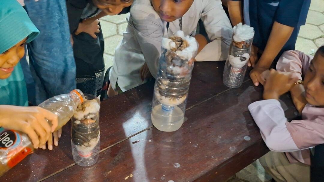 Saring Bersih: Filter Air Manual Ramah Lingkungan oleh mahasiswa PGSD UNY sebagai Upaya Mendukung SDGs 7, 11, dan 12 untuk Masa Depan Berkelanjutan 48 Mahasiswa PGSD UNY Melakukan Pelatihan Filter Air Bersih (Sumber:Dokumentasi Pribadi)