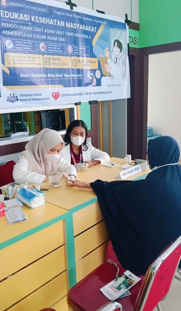Mahasiswa Program Studi Apoteker Universitas Halu Oleo angkatan XV melakukan pemeriksaan kadar asam urat (Sumber: Dokumentasi Pribadi)