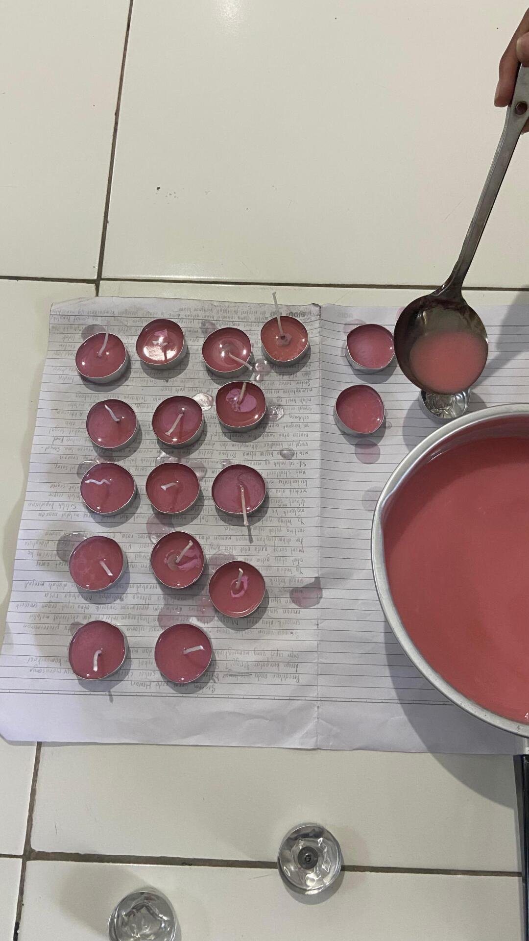 Mahasiswa PGSD UNY mengolah minyak jelantah menjadi lilin bersama anak Panti Asuhan Khodijah Sinar Melati di Sleman.