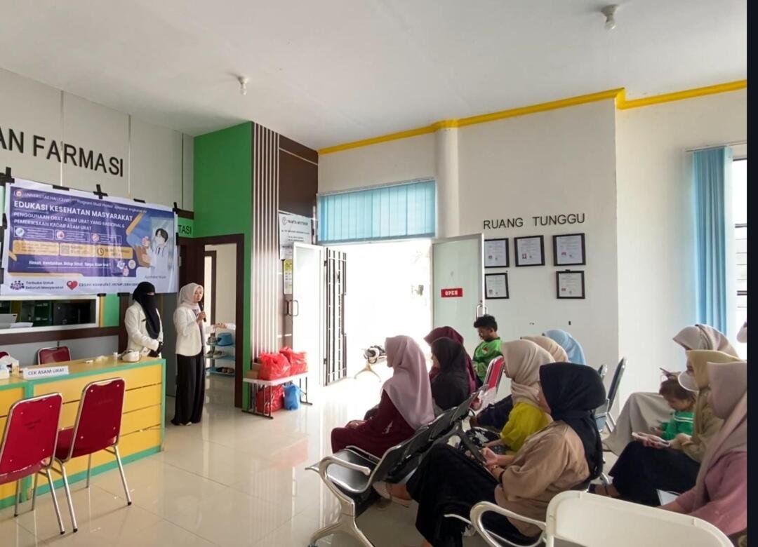 Mahasiswa Program Studi Apoteker Universitas Halu Oleo angkatan XV pemberian materi Edukasi kepada Masyarakat (Sumber: DokumentasiPribadi)