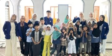 Saring Bersih: Filter Air Manual Ramah Lingkungan oleh mahasiswa PGSD UNY sebagai Upaya Mendukung SDGs 7, 11, dan 12 untuk Masa Depan Berkelanjutan 56 Mahasiswa PGSD UNY Mengadakan Pelatihan Filter Air Bersih di Ngrancah , Pendoworejo, Kecamatan Girimulyo, Kabupaten Kulon Progo (Sumber: Dokumentasi Pribadi)