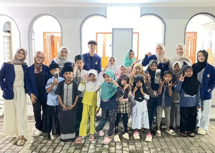 Saring Bersih: Filter Air Manual Ramah Lingkungan oleh mahasiswa PGSD UNY sebagai Upaya Mendukung SDGs 7, 11, dan 12 untuk Masa Depan Berkelanjutan 46 Mahasiswa PGSD UNY Mengadakan Pelatihan Filter Air Bersih di Ngrancah , Pendoworejo, Kecamatan Girimulyo, Kabupaten Kulon Progo (Sumber: Dokumentasi Pribadi)
