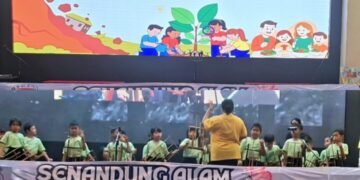 Permainan alat musik Angklung oleh Fase TK Rhema Indonesia