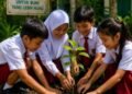 Puisi “Sahabat Alamku” Ajarkan Anak Menjaga Lingkungan Sejak Dini 48 Anak-anak Sekolah Dasar sedang menanam pohon di lingkungan sekolah sebagai bentuk kepedulian terhadap alam dan penghijauan lingkungan. (Sumber: Dokumentasi Pribadi)
