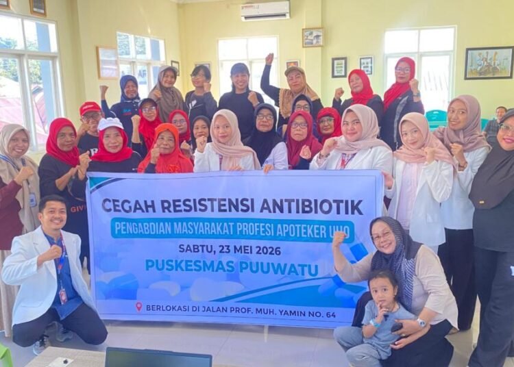 Mahasiswa Apoteker UHO "Cegah Resistensi Antibiotik" Lewat Penyuluhan di Puskesmas Puuwatu 46 Mahasiswa Profesi Apoteker UHO Angkatan XV bersama masyarakat peserta penyuluhan pencegahan resistensi antibiotik di Puskesmas Puuwatu (Sumber: Dokumentasi Pribadi)