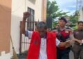 Kriminalisasi Ketua Masyarakat adat Ompu Umbak Siallagan 50 Sorbatua Siallagan, mengangkat dan mengepalkan tangan saat berada di Pengadilan Negeri (PN) Simalungun.
(Sumber: Dok. BAKUMSU via Kompas.com)