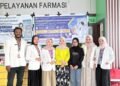 Mahasiswa Program Studi Apoteker Universitas Halu Oleo angkatan XV foto bersama masyarakat (Sumber: Dokumentasi Pribadi)