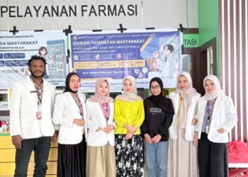 Mahasiswa Program Studi Apoteker Universitas Halu Oleo angkatan XV foto bersama masyarakat (Sumber: Dokumentasi Pribadi)