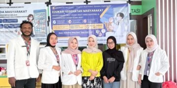 Mahasiswa Program Studi Apoteker Universitas Halu Oleo angkatan XV foto bersama masyarakat (Sumber: Dokumentasi Pribadi)