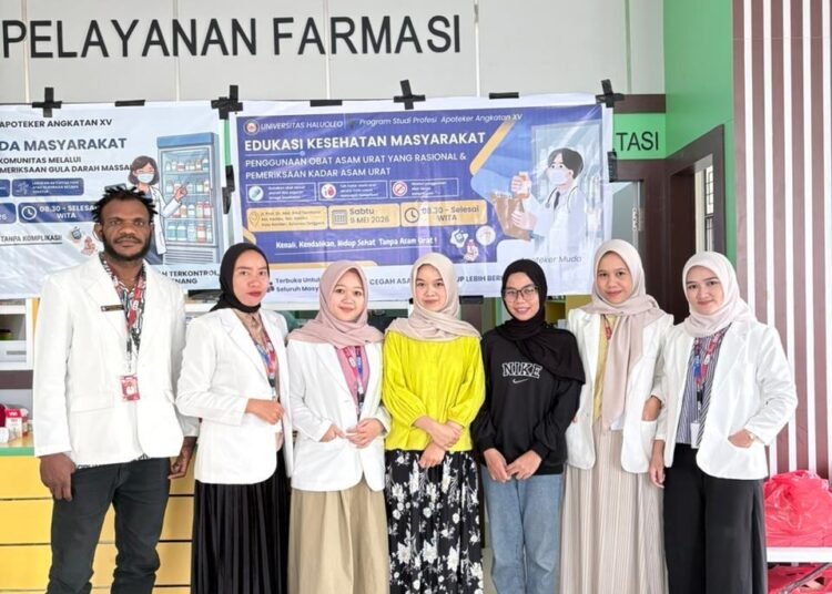 Mahasiswa Program Studi Apoteker Universitas Halu Oleo angkatan XV foto bersama masyarakat (Sumber: Dokumentasi Pribadi)