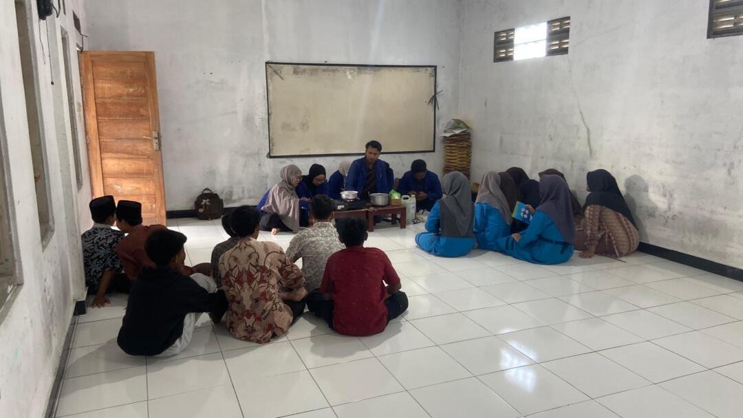 Mahasiswa PGSD UNY mengolah minyak jelantah menjadi lilin bersama anak Panti Asuhan Khodijah Sinar Melati di Sleman.