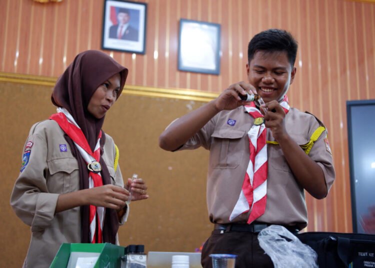 Anggota Saka POM Bima Melaksanakan Praktek Uji Cepat Bahan Berbahaya pada Makanan