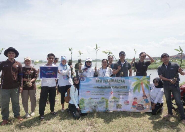 Aksi Nyata Dukung SDGs 14: Mahasiswa UNY Tanam Mangrove dan Bersih Pantai Baru Pandansimo & Muara Progo 46 DSC04567 1