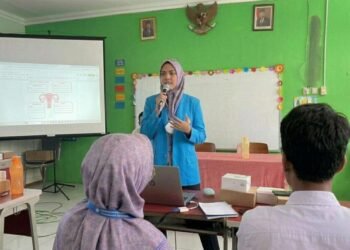 DewiAnggrainiDenganAlmet22