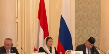Foto: Wakil Menteri Perdagangan RI Dyah Roro Esti melakukan pertemuan bilateral dengan Deputy Minister of Economic Development of the Russian Federation Vladimir Ilyichev di Kazan, Rusia, sebagai bagian dari penguatan kerja sama perdagangan dan investasi strategis Indonesia–Rusia. (Dok. Kementerian Perdagangan RI)