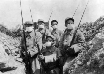 French troops wearing an early form of gas mask in the trenches during the 2nd Battle of Ypres.(Sumber: Hulton Archive / Stringer / Getty Images)