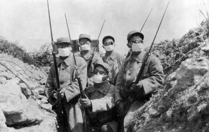 French troops wearing an early form of gas mask in the trenches during the 2nd Battle of Ypres.(Sumber: Hulton Archive / Stringer / Getty Images)