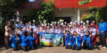 Dokumentasi Mahasiswa Ilmu Komunikasi Universitas Bina Sarana Informatika (UBSI) Kelompok 6 kelas 44.8D.01 bersama Murid SDN Cikumpa