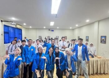Mahasiswa Fakultas Hukum Universitas Pamulang Melaksanakan Kegiatan Pengabdian Kepada Masyarakat (Pkm) Dengan Tema Anti Narkoba Di Smk Fadilah 46 Dokumentasi mahasiswa Fakultas Hukum Universitas Pamulang melaksanakan kegiatan Pengabdian Kepada Masyarakat (PKM) di SMK Fadilah (Sumber: Dokumentasi Pribadi milik mahasiswa PKM Fakultas Hukum Universitas Pamulang)