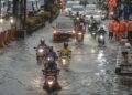 Krisis Ekologis dan Kegagalan Psikologis. Mengapa Kesadaran Tidak Selalu Berujung pada Tindakan? 48 Suasana banjir yang terjadi di Ibukota Jakarta setiap musim hujan datang.