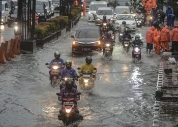 Krisis Ekologis dan Kegagalan Psikologis. Mengapa Kesadaran Tidak Selalu Berujung pada Tindakan? 46 Suasana banjir yang terjadi di Ibukota Jakarta setiap musim hujan datang.