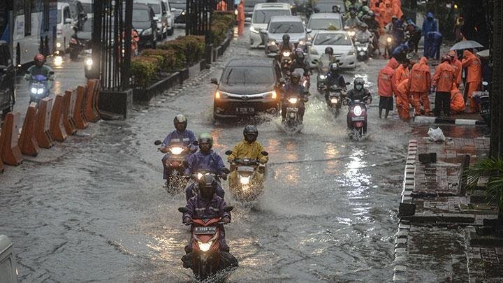 Suasana banjir yang terjadi di Ibukota Jakarta setiap musim hujan datang.